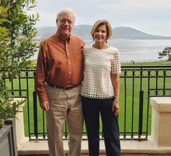 منظر جوي للحرم الجامعي يُظهر قاعة الكلية وأبراج القديس ألويسيوس