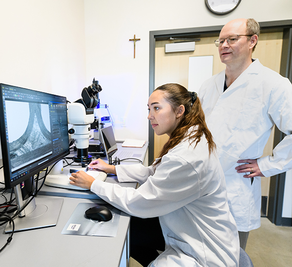 صور رأسية لأعضاء هيئة التدريس الجدد الذين ينضمون للسنة الأكاديمية 2025-26.